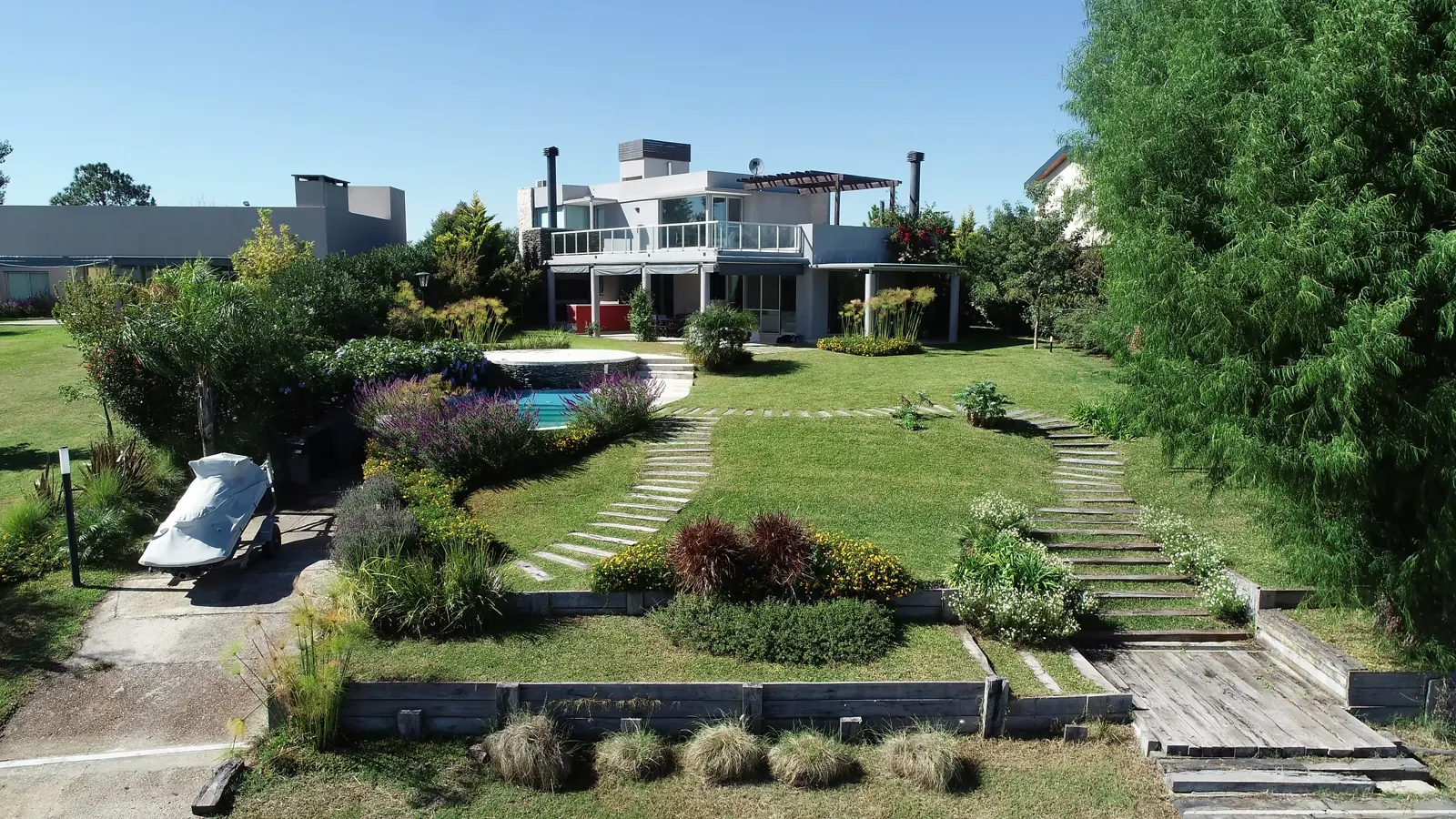 Jardín en desnivel con durmientes de quebracho