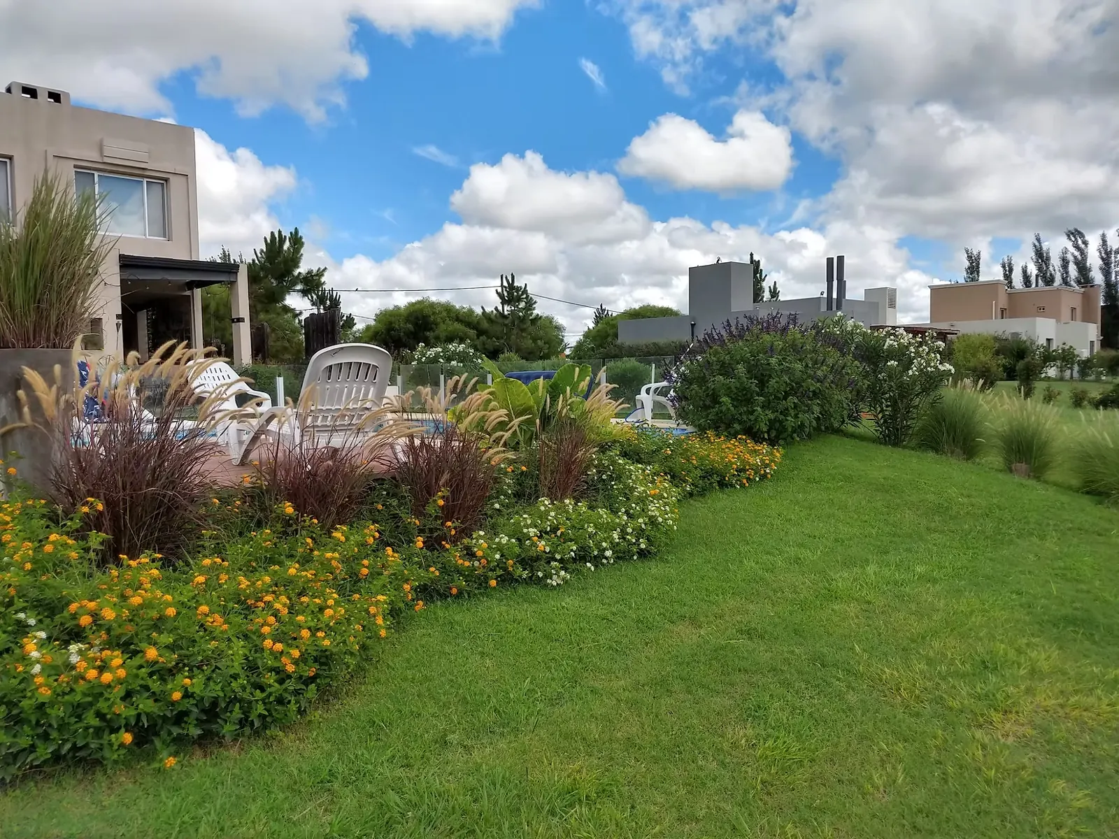 Parque con canteros de flores
